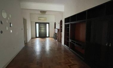 Casa de categoría  en venta de 4 ambientes con jardín cochera y quincho