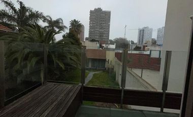 Casa de categoría  en venta de 4 ambientes con jardín cochera y quincho