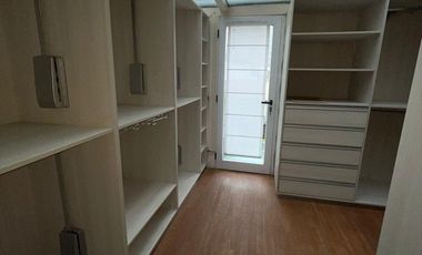 Casa de categoría  en venta de 4 ambientes con jardín cochera y quincho