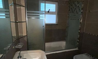 Casa de categoría  en venta de 4 ambientes con jardín cochera y quincho