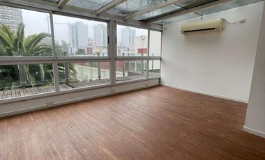 Casa de categoría  en venta de 4 ambientes con jardín cochera y quincho