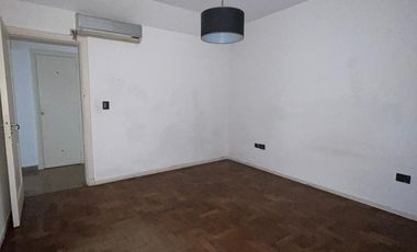 Casa de categoría  en venta de 4 ambientes con jardín cochera y quincho