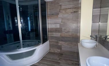 Casa de categoría  en venta de 4 ambientes con jardín cochera y quincho