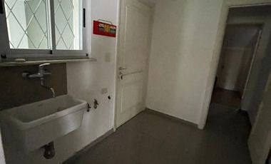 Casa de categoría  en venta de 4 ambientes con jardín cochera y quincho