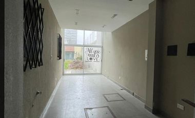 Casa de categoría  en venta de 4 ambientes con jardín cochera y quincho