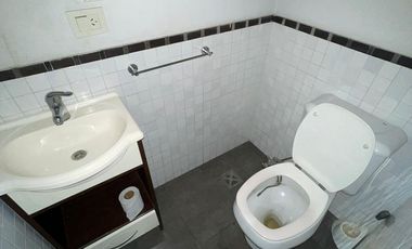 Casa de categoría  en venta de 4 ambientes con jardín cochera y quincho