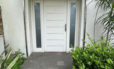 Casa de categoría  en venta de 4 ambientes con jardín cochera y quincho