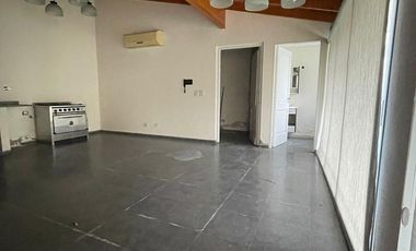 Casa de categoría  en venta de 4 ambientes con jardín cochera y quincho