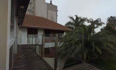 Casa de categoría  en venta de 4 ambientes con jardín cochera y quincho