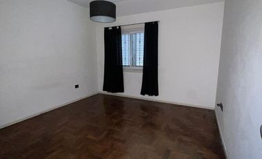 Casa de categoría  en venta de 4 ambientes con jardín cochera y quincho