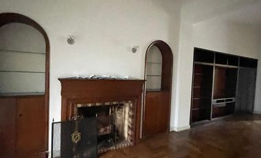 Casa de categoría  en venta de 4 ambientes con jardín cochera y quincho