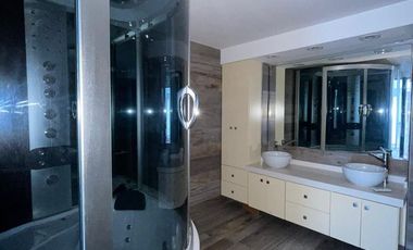 Casa de categoría  en venta de 4 ambientes con jardín cochera y quincho