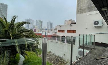 Casa de categoría  en venta de 4 ambientes con jardín cochera y quincho