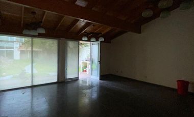 Casa de categoría  en venta de 4 ambientes con jardín cochera y quincho