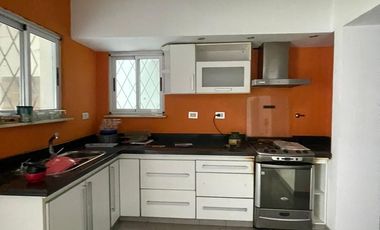 Casa de categoría  en venta de 4 ambientes con jardín cochera y quincho