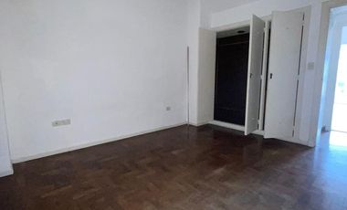 Casa de categoría  en venta de 4 ambientes con jardín cochera y quincho