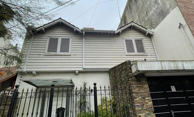 Casa de categoría  en venta de 4 ambientes con jardín cochera y quincho