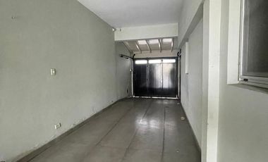 Casa de categoría  en venta de 4 ambientes con jardín cochera y quincho