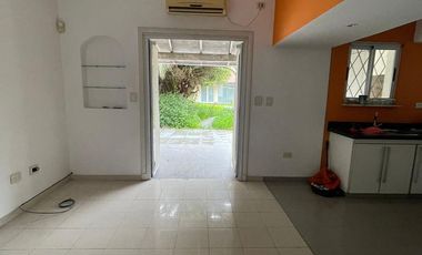 Casa de categoría  en venta de 4 ambientes con jardín cochera y quincho