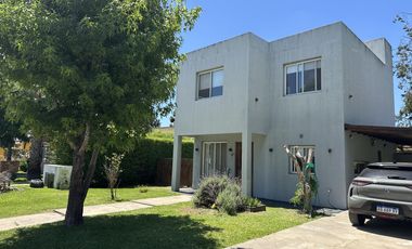 Casa en el barrio privado Jardines de Escobar