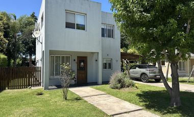Casa en el barrio privado Jardines de Escobar
