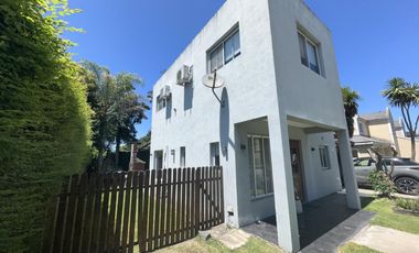 Casa en el barrio privado Jardines de Escobar