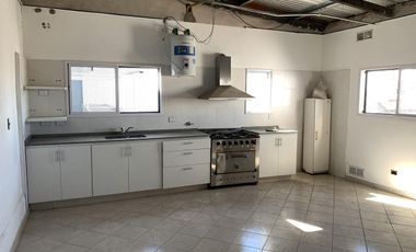 Se vende el block de dos inmuebles intercomunicados con salida a dos calles, Alsina y Dardo Rocha.