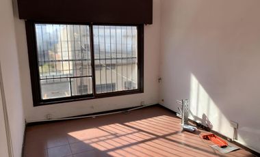 Se vende el block de dos inmuebles intercomunicados con salida a dos calles, Alsina y Dardo Rocha.