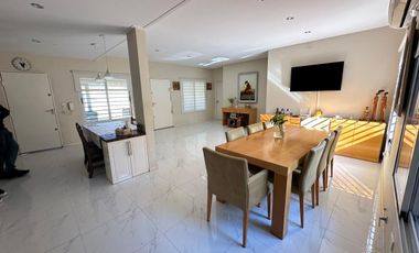 Casa multifamiliar en venta - 195 m2 cubiertos   jardin-  Wilde