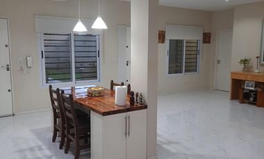 Casa multifamiliar en venta - 195 m2 cubiertos   jardin-  Wilde