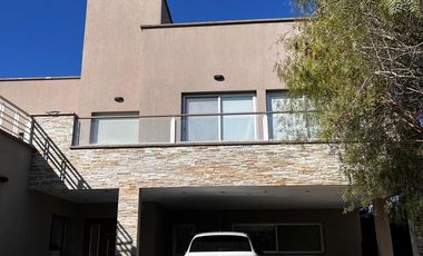 Casa 5 ambientes con pileta en venta Fincas de Iraola II