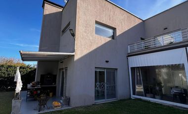 Casa 5 ambientes con pileta en venta Fincas de Iraola II