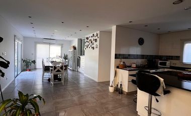 Casa 5 ambientes con pileta en venta Fincas de Iraola II