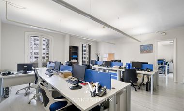 Edificio estilo francés de categoría de 5 Pisos para Oficinas Corporativas, Embajadas, Petit Hotel