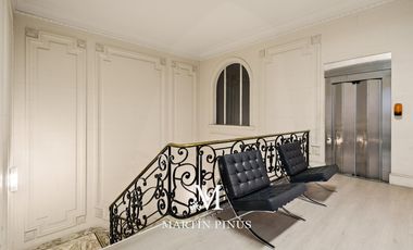 Edificio estilo francés de categoría de 5 Pisos para Oficinas Corporativas, Embajadas, Petit Hotel