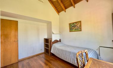 CASA VENTA LA LUCILA 5 AMBIENTES CON JARDIN