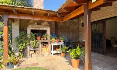 CASA VENTA LA LUCILA 5 AMBIENTES CON JARDIN