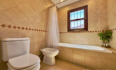 CASA VENTA LA LUCILA 5 AMBIENTES CON JARDIN