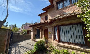 CASA VENTA LA LUCILA 5 AMBIENTES CON JARDIN