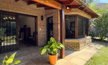 CASA VENTA LA LUCILA 5 AMBIENTES CON JARDIN
