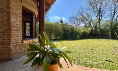 CASA VENTA LA LUCILA 5 AMBIENTES CON JARDIN