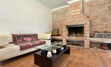 CASA VENTA LA LUCILA 5 AMBIENTES CON JARDIN