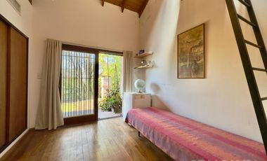 CASA VENTA LA LUCILA 5 AMBIENTES CON JARDIN