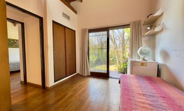 CASA VENTA LA LUCILA 5 AMBIENTES CON JARDIN