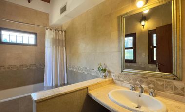 CASA VENTA LA LUCILA 5 AMBIENTES CON JARDIN