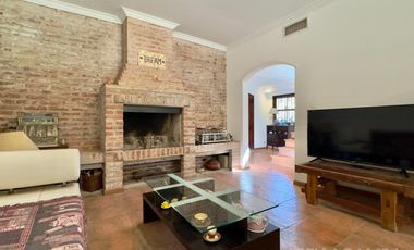 CASA VENTA LA LUCILA 5 AMBIENTES CON JARDIN