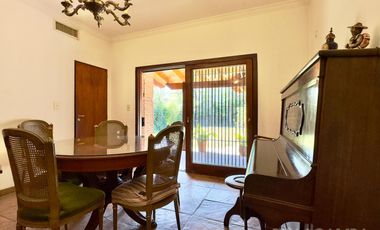 CASA VENTA LA LUCILA 5 AMBIENTES CON JARDIN