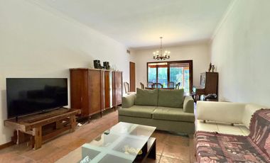 CASA VENTA LA LUCILA 5 AMBIENTES CON JARDIN