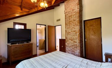 CASA VENTA LA LUCILA 5 AMBIENTES CON JARDIN