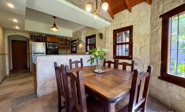 CASA VENTA LA LUCILA 5 AMBIENTES CON JARDIN